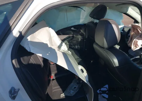 2014 Ford Focus Titanium z USA, uszkodzony, nr VIN 1FADP3J2XEL121192